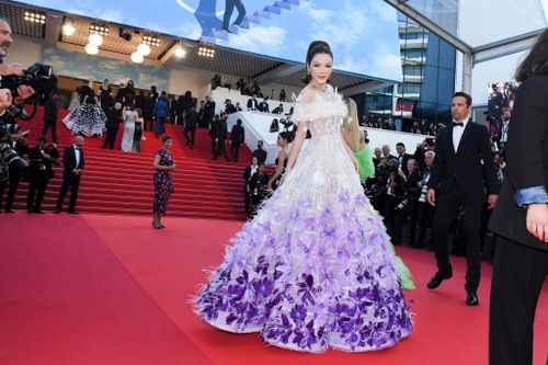 Lý Nhã Kỳ mang cả 'rừng' hoa oải hương đến thảm đỏ LHP Cannes