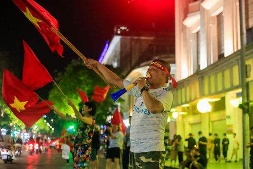 Người hâm mộ đổ về hồ Gươm mừng chiến thắng của U23 Việt Nam