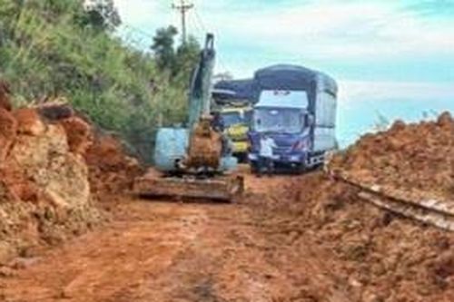 Đất đá từ trên núi bất ngờ đổ ập xuống quốc lộ