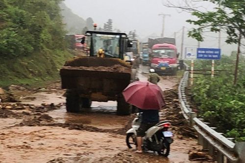 Mưa lớn gây sạt lở trên nhiều tuyến đường ở Lai Châu