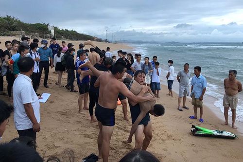 Tắm biển, một nhóm thiếu niên bị nước cuốn khiến hai em tử vong
