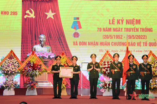 Kho 205 đón nhận Huân chương Bảo vệ Tổ quốc hạng Ba