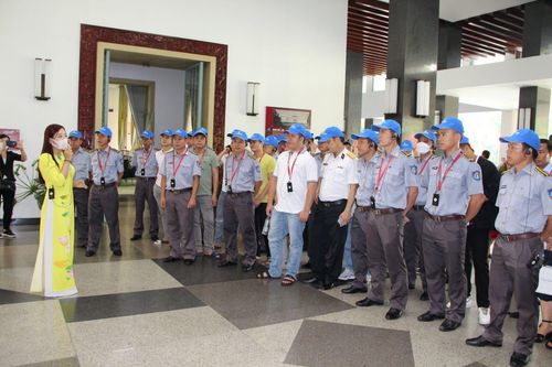 Đoàn cán bộ, thủy thủ tàu kiểm ngư KN 290 tham quan TPHCM