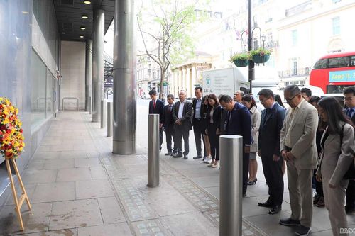 Dâng hoa tưởng niệm nhân dịp 132 năm ngày sinh Chủ tịch Hồ Chí Minh tại London