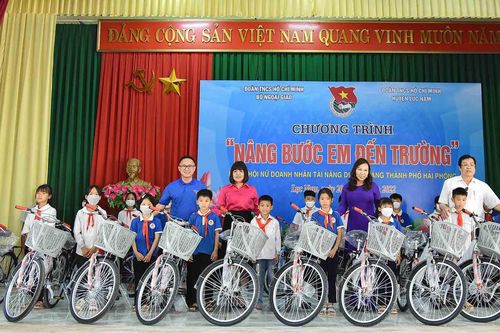 Thanh niên ngoại giao trao tặng 100 chiếc xe đạp cho học sinh có hoàn cảnh khó khăn ở Bắc Giang