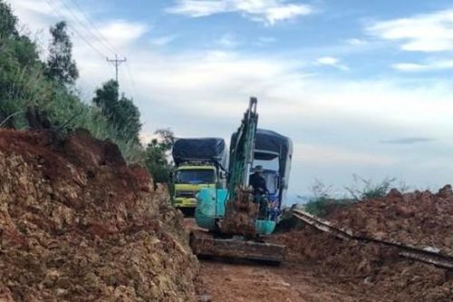 Hàng chục mét khối đất đá từ trên núi đổ ập xuống quốc lộ