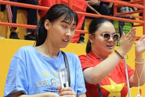 Đôi bạn khiếm thị sôi nổi cổ vũ đội tuyển Việt Nam tại SEA Games 31
