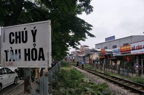 Hai học sinh đi xe đạp điện bị tàu hỏa đâm thương vong