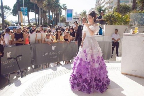 Lý Nhã Kỳ diện đầm hoa oải hương với trang sức 2,6 tỷ tại Cannes