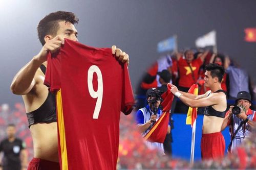 Việt Nam thắng U23 Malaysia nhưng Tiến Linh lại giật spotlight vì chiếc áo ngắn cũn cỡn