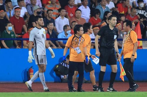 Hình ảnh đặc biệt: Thủ môn Malaysia chấn thương không rời sân giúp Tiến Linh ghi bàn