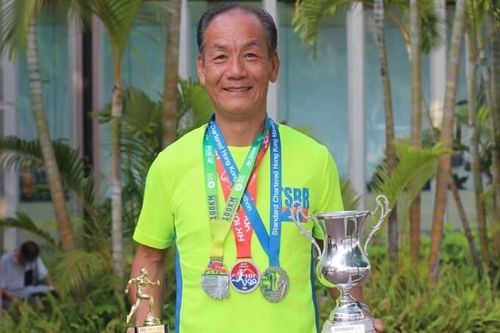 Từ người nghiện thuốc lá, sức khỏe yếu trở thành vận động viên marathon ở tuổi 62 với thành tích đáng nể