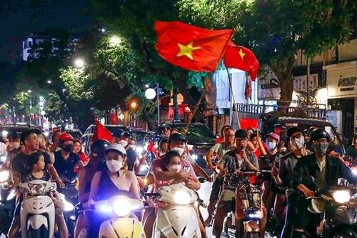 Người hâm mộ đổ ra đường ăn mừng U23 Việt Nam chiến thắng