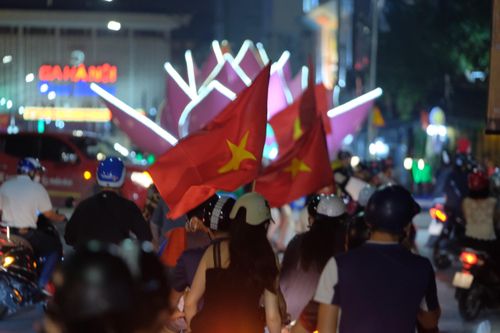 Hà Nội: Người dân ùn ùn đổ 'đi bão' mừng tuyển nữ Việt Nam giành 'ngôi hậu'