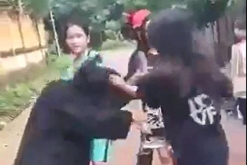 Nhóm nữ sinh đánh hội đồng bạn cùng trường