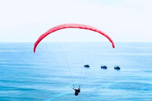 Dù lượn tung bay ở Lý Sơn