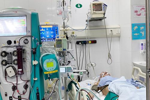 Nam bệnh nhân 49 tuổi bị sốc nhiễm khuẩn, suy đa tạng do lạm dụng rượu