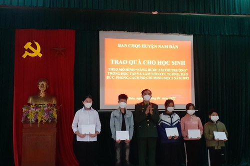 Bộ đội tiết kiệm để giúp học sinh nghèo