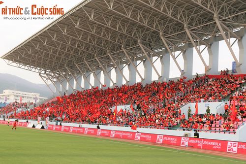 Sân 'Cẩm Phả' rực lửa ngày đội tuyển nữ Việt Nam đá chung kết