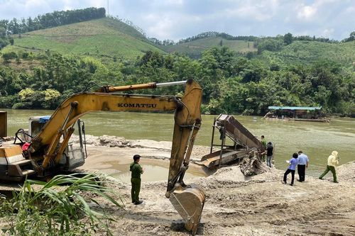 Hà Giang: Bắt quả tang nhiều đối tượng khai thác cát trộm trên lòng sông Con