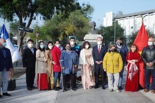 Dâng hoa kỷ niệm 123 năm Ngày sinh Chủ tịch Hồ Chí Minh tại Chile