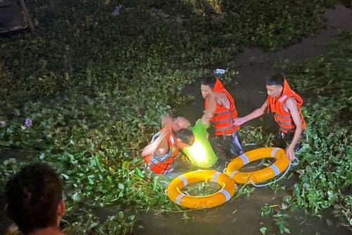 Cứu thanh niên nhảy cầu trong đêm ở TP Phủ Lý
