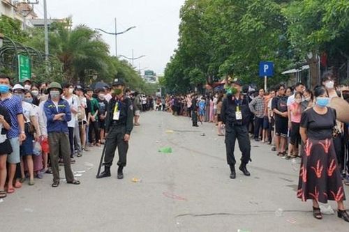 Hàng trăm người thức xuyên đêm chờ đến giờ phát vé trận Chung kết bóng đá nữ