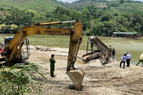 Hà Giang: Bắt quả tang cát tặc 'rút ruột' sông Con