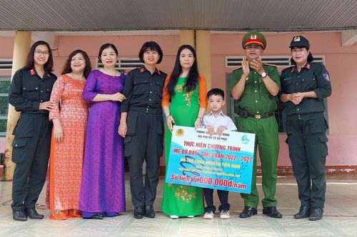 Ấm vòng tay mẹ đỡ đầu của các nữ chiến sĩ công an