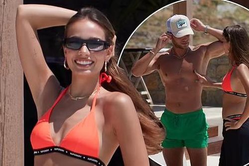 Tình cũ của cậu cả nhà Beckham thả dáng nóng bỏng với bikini