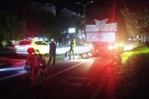 Hai thanh niên tử vong tại chỗ sau cú đâm đuôi ô tô đỗ trên quốc lộ