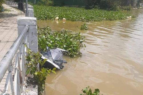 Môtô nước va chạm sà lan trên sông Sài Gòn, 2 người tử vong