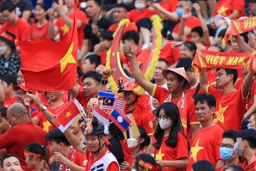 Tuyệt đẹp, khán giả ngồi kín sân Cẩm Phả tiếp sức cho tuyển nữ Việt Nam đấu Thái Lan!