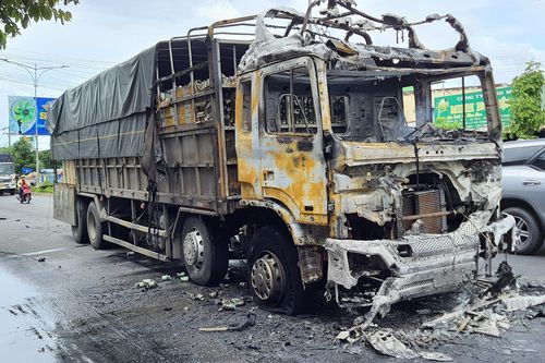 Xe tải chở bia bốc cháy, tài xế lái xe tránh tai nạn rồi mới thoát thân