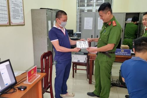 Người dân Hà Nội phấn khởi đi đăng ký xe tại 183 xã, thị trấn trên toàn thành phố