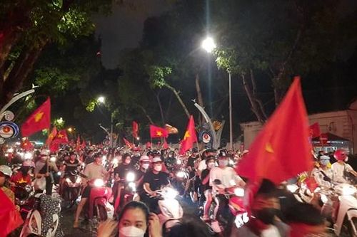Hàng triệu cổ động viên 'xuống đường' mừng HCV bóng đá tại SEA Games 31