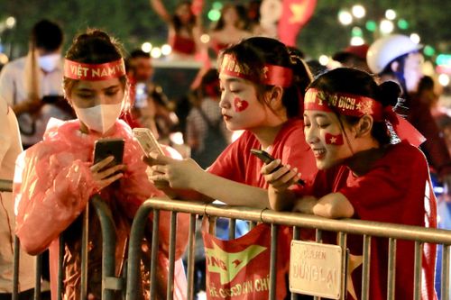 Không có vé, CĐV bên ngoài sân Mỹ Đình 'sẵn sàng đi bão'