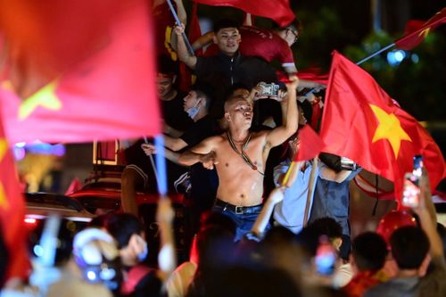 Người dân ra đường mừng chiến thắng của U23 Việt Nam đến giữa khuya