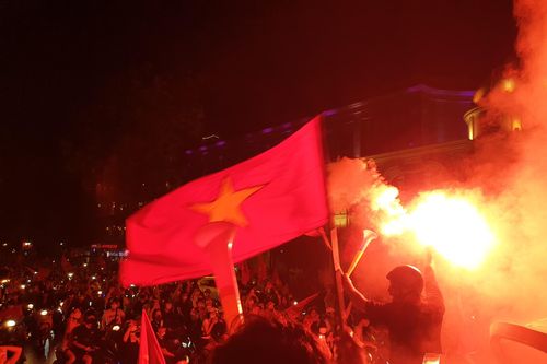 Không khí náo nhiệt ở hồ Gươm khi U23 Việt Nam đánh bại Thái Lan