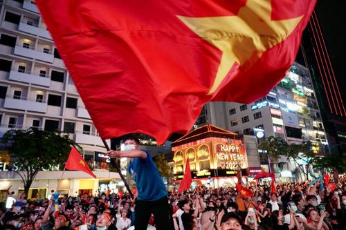 Người hâm mộ đổ ra đường ăn mừng U23 Việt Nam bảo vệ thành công Huy chương vàng