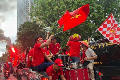 Hàng nghìn cổ động viên 'đội mưa' đổ về Mỹ Đình trước giờ U23 Việt Nam đấu Thái Lan