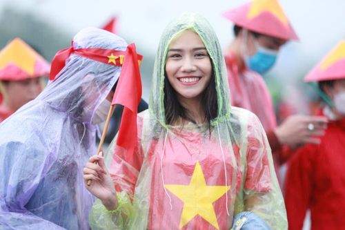 Người hâm mộ 'đốt nóng' không khí từ sân Mỹ Đình đến phố đi bộ trước giờ U23 Việt Nam xung trận