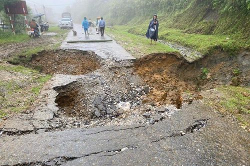Mưa lớn kéo dài, gây sụt lún đường tỉnh lộ 155
