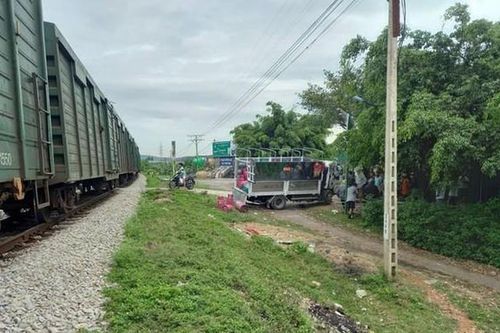 Tàu hàng tông văng xe tải khiến 2 người thương nặng