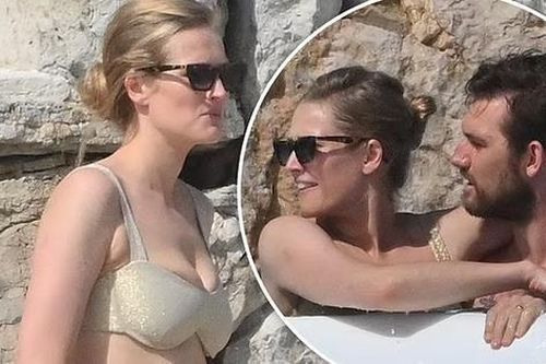 Tình cũ của Leonardo DiCaprio đẹp như mộng với bikini, âu yếm ngọt ngào bên chồng