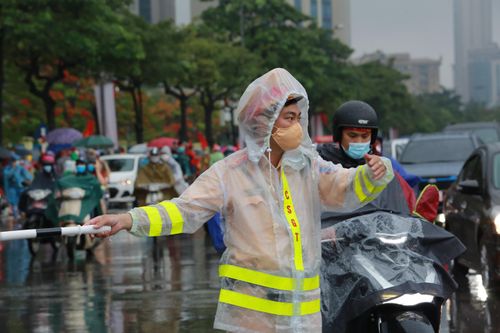 Cảnh sát giao thông đội mưa phân làn đảm bảo ATGT cho trận chung kết bóng đá nam SEA Games 31