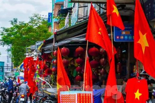 Đường phố TPHCM rợp cờ hoa trước trận chung kết Việt Nam - Thái Lan