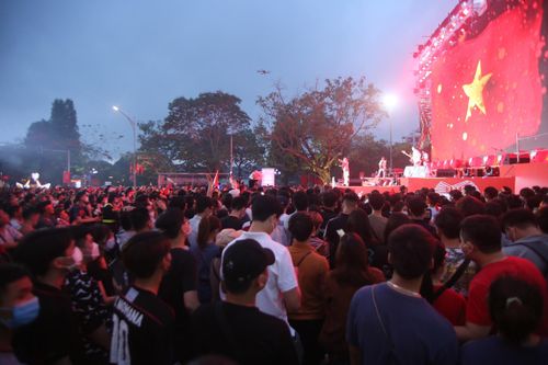 Người dân Thủ đô đội mưa lên phố đi bộ trước trận chung kết bóng đá SEA Games