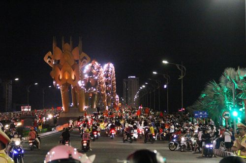 Người dân Đà Nẵng xuống đường ăn mừng U23 Việt Nam vô địch