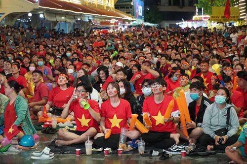 Bầu trời rực đỏ mừng U23 Việt Nam vô địch SEA Games: Mặc kệ deadline, chúng tôi 'đi bão'!